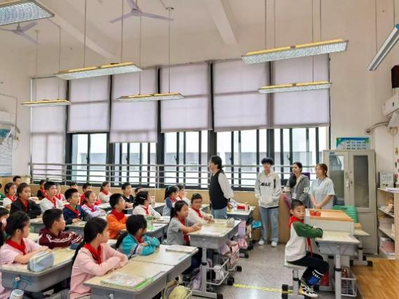 万博max体育官方网站大学生志愿者走进小学宣讲“三大精神”