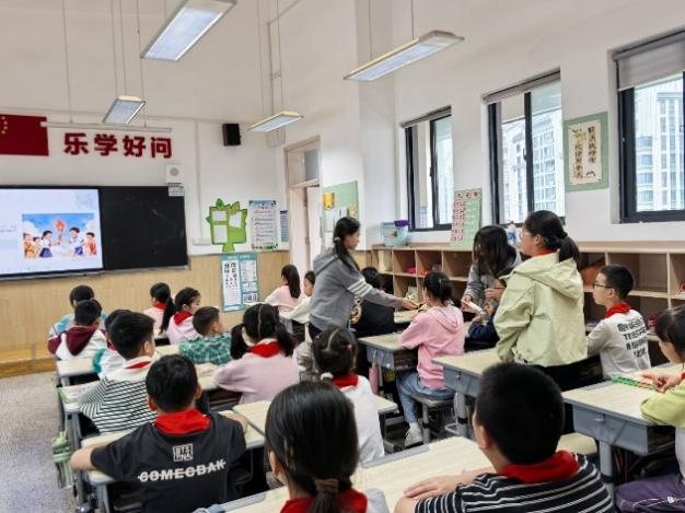 万博max体育官方网站大学生志愿者走进小学宣讲“三大精神”